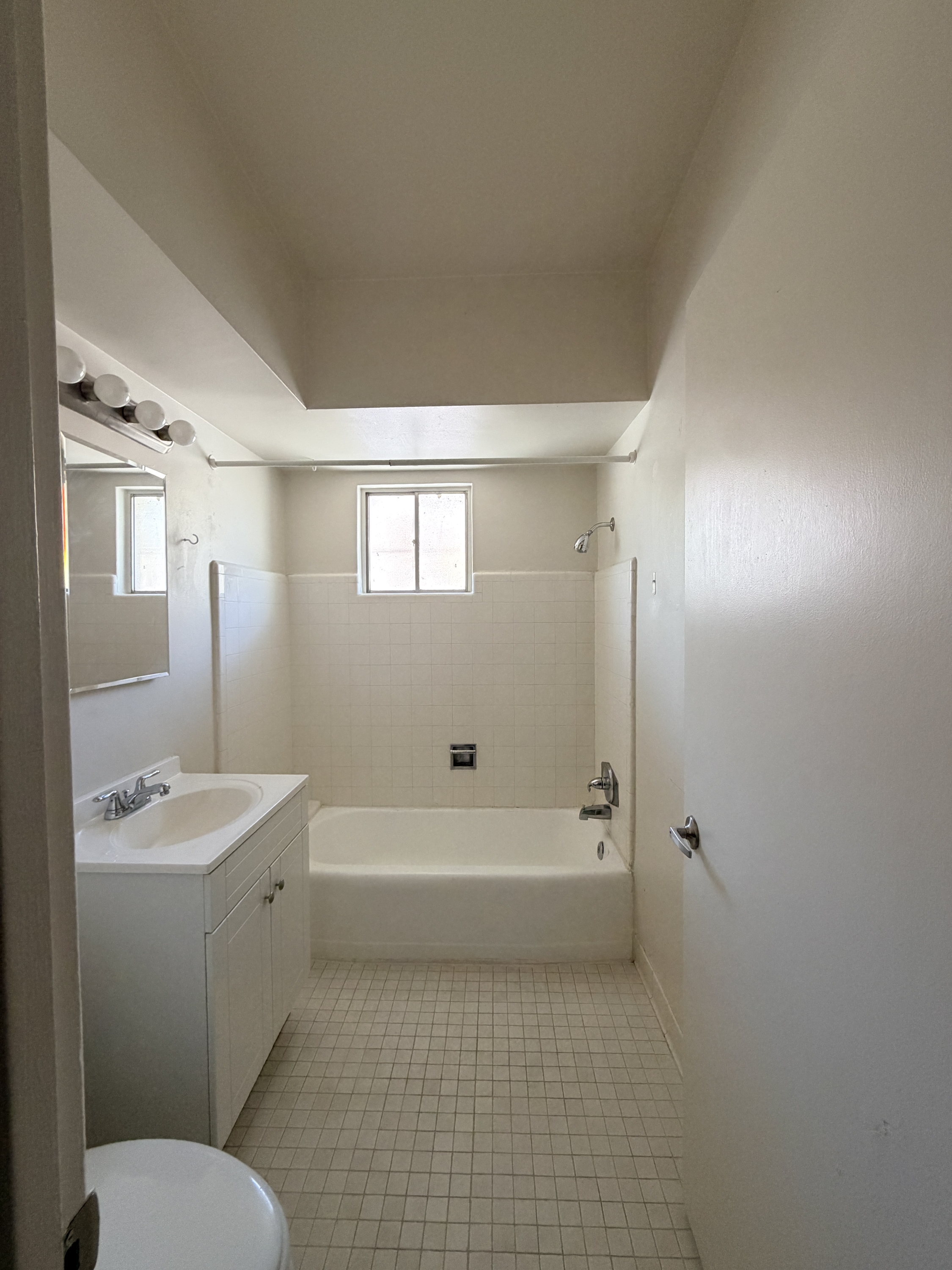 Apartment bathroom at Villa Riviera.